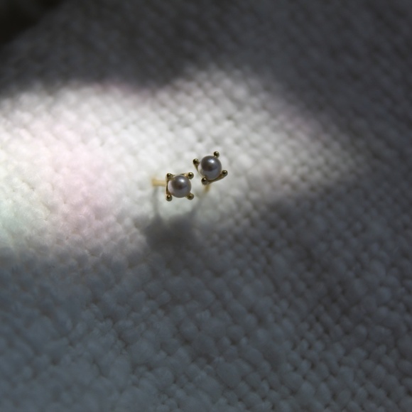 Sterling Silver Four-Claw Pearl & Gold Stud Earrings - Picture 6 of 7